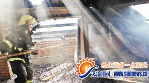 消防官兵正在現場進行清理