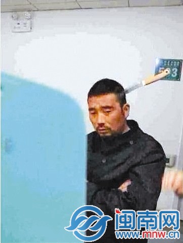 頭插水果刀