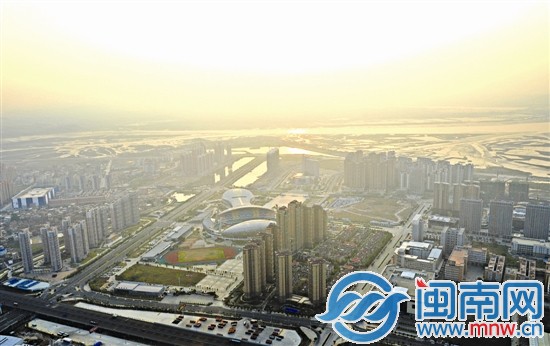 沐浴著晨光，海峽體育中心