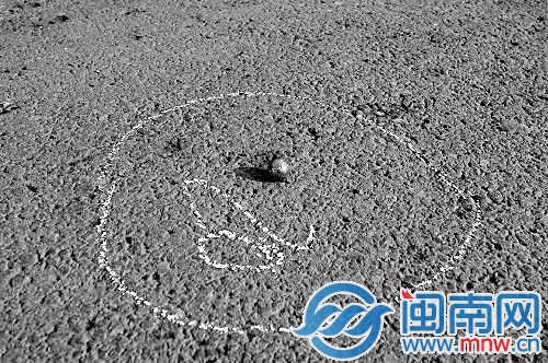 爆炸后，現場散落的鋼珠