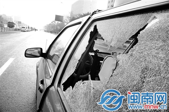 事發現場附近一輛汽車的玻璃被震碎