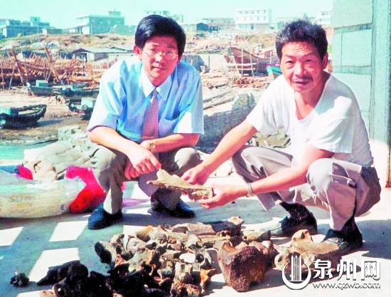 林少川（左）與劉志成在發現“海峽人”化石的考古現