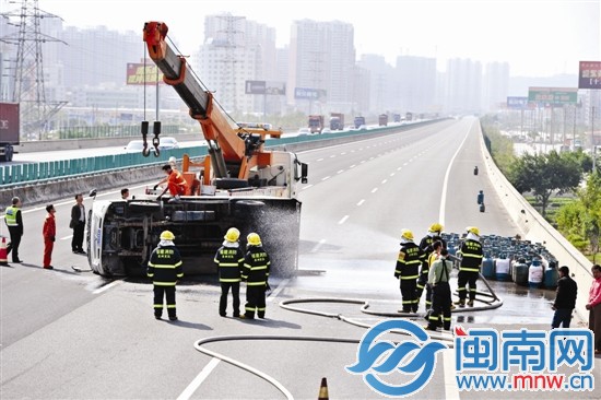 為防止爆炸，消防官兵朝貨車噴水，3個(gè)泄漏氣罐被移