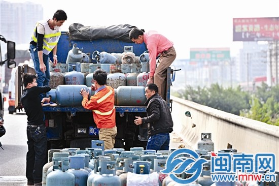 路政部門(mén)找來(lái)貨車，將液化氣罐運(yùn)走