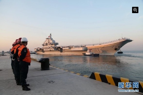 遼寧艦26日上午從青島某軍港解纜起航。