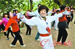 天河公園，大媽們戴著耳機安靜地跳著廣場舞