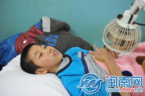 如今，他無法去上學，每天都要去醫院針灸