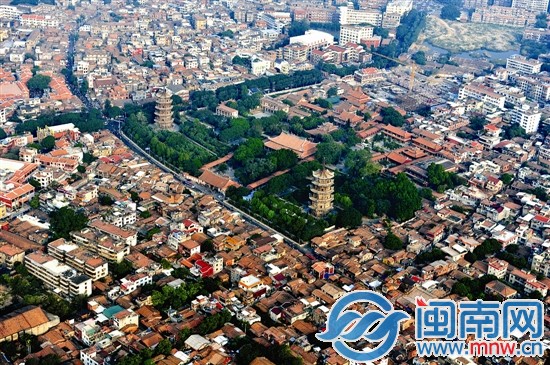 本報去年年底航拍圖片，東西雙塔屹立，紅磚古厝環繞