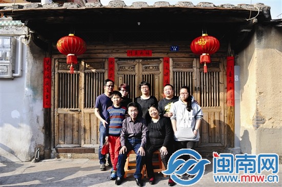 兒女各自帶著自己的小家庭，回西街拍全家福