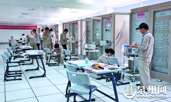 福建電力職業技術學院學生在進行繼電保護實踐