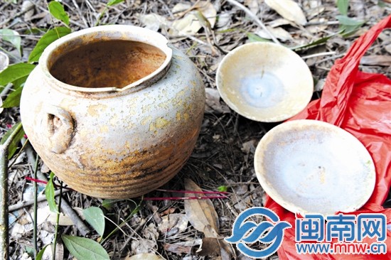 在潘山另一個墓葬發現的雙系罐（左）和玉碧足碗