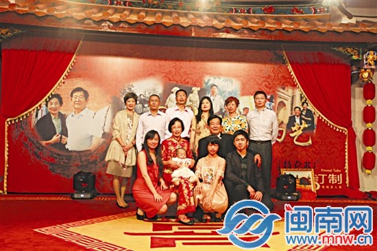 金婚慶典上，老人和家人學(xué)生拍照留念