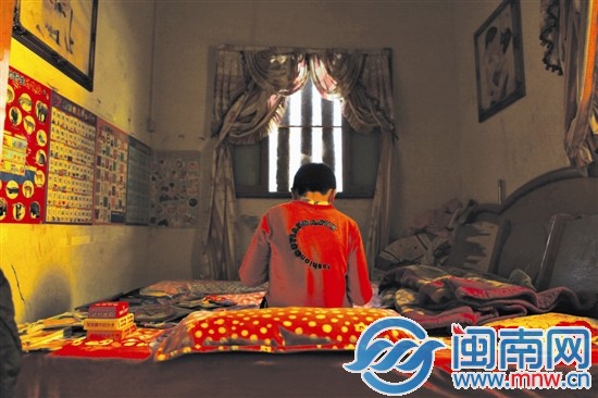 小斌獨自呆在貼滿動物圖鑒的昏暗小屋里，才最安靜