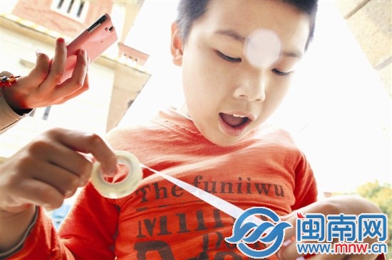 小斌玩著膠帶時，聽到手機里的《感恩的心》音樂
