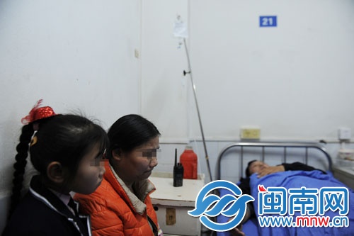 女兒和妻子在醫院照顧老徐，丈夫被打，妻子很難過