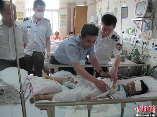海南小學春游大巴側翻致8人死32人傷 校長被控制