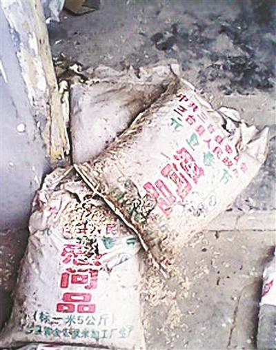 汶川地震救災物資存6年霉爛發臭