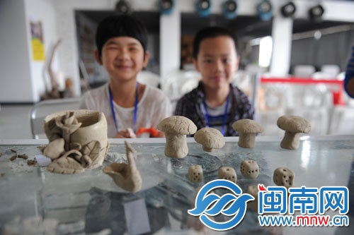 孩子們的作品展示，有蘑菇、骰子等