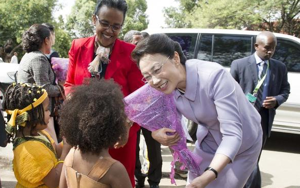 5月5日，李克強(qiáng)夫人程虹在埃塞俄比亞總理夫人的陪同