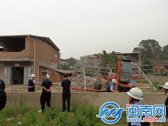 圖為龍門鎮執法部門對白某的違建進行拆除