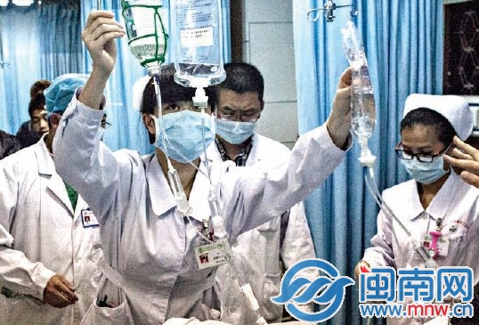 遇到急診病人多了，一護(hù)士連掛三個(gè)吊瓶