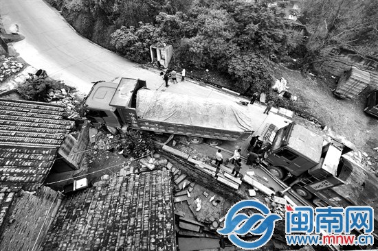 兩輛土方車，一輛撞民房，一輛被前車撞到