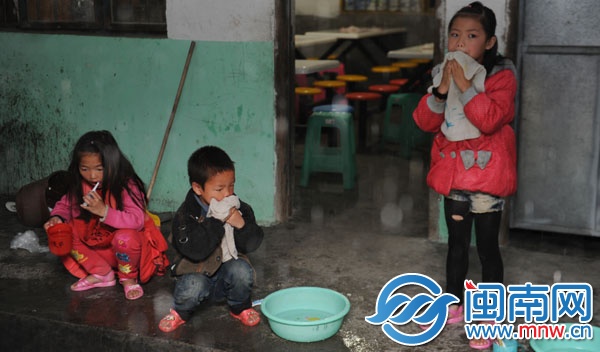早上6點，孩子們在食堂外打水洗臉