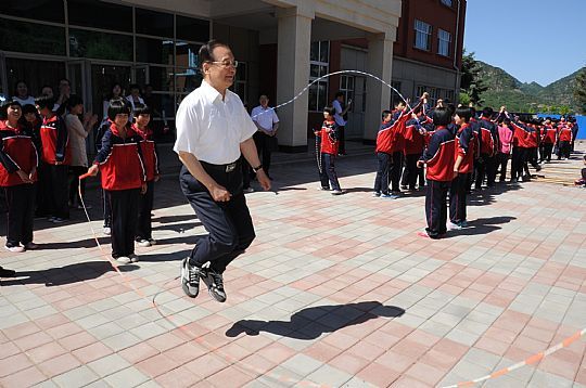 國務院原總理溫家寶近日第三次赴河北省六道河中學