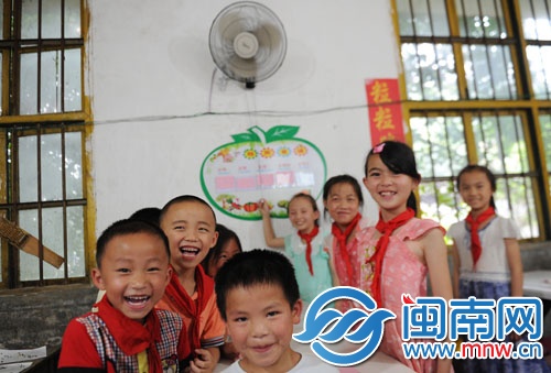 孩子們有了風(fēng)扇，吃飯不再熱了