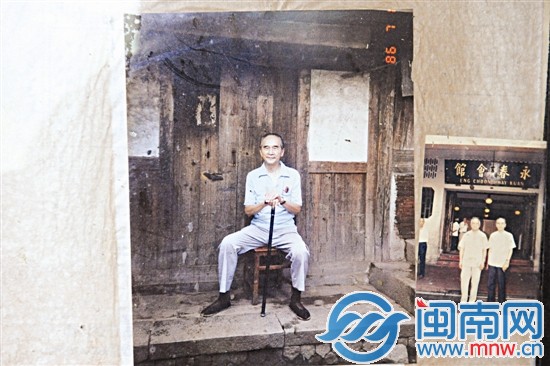 梁披云80歲時回鄉，在故居前留影留書