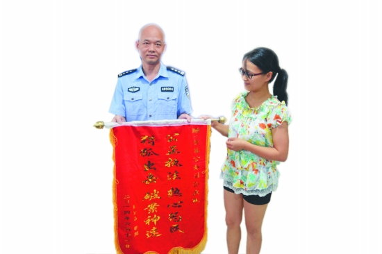 如數領回被騙巨款，贈送錦旗給安溪警方。