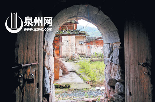 這一石拱門是土樓的邊門，對面是土樓的配套古厝。