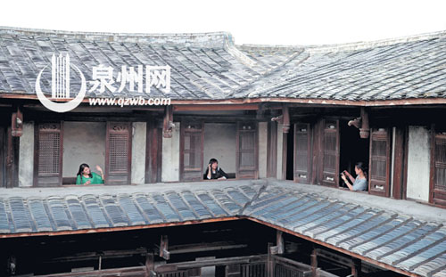 古香古色的土樓對(duì)都市人很有吸引力，不少人結(jié)伴前往