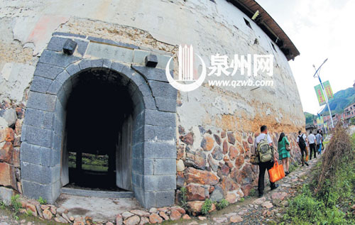 龍通土樓位于偏遠山村，離感德鎮(zhèn)區(qū)有將近1個小時車