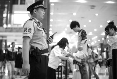 鐵路民警在北京站內巡邏，腰間佩帶著警用轉輪手槍
