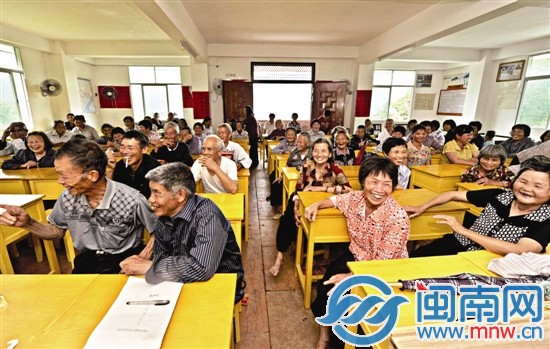 老年學校課堂上，老人們像小學生一樣坐著
