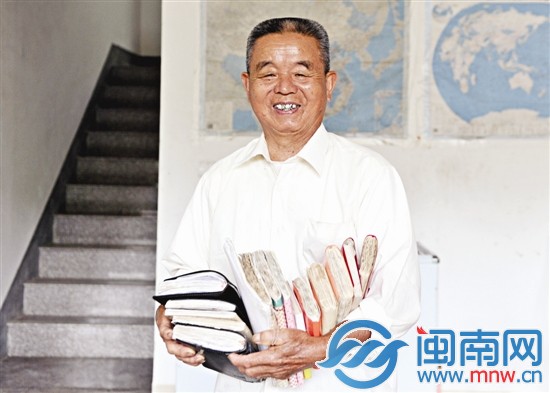 幾年的教學，曾仁山的教學材料已經一大摞