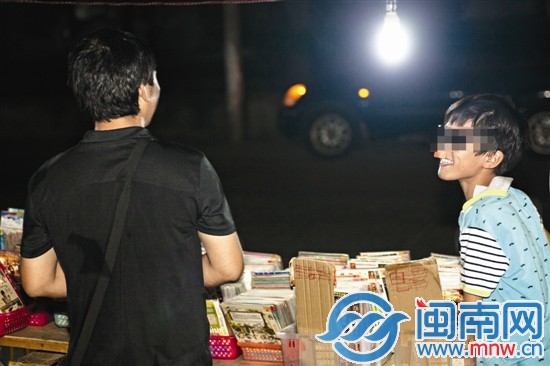 夜里擺攤時(shí)，阿興和兒子玩鬧