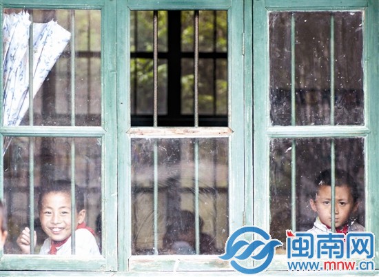 大坂小學經(jīng)費緊張，一年級的窗戶少了一塊玻璃