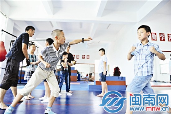 別看個(gè)子小，揮起拳來(lái)也帶勁